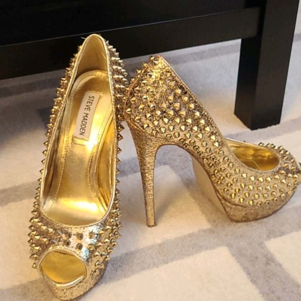 Steve Madden “Awwsome” pumps
